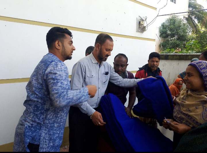 গলাচিপায় গরিব ও অসহায়দের মাঝে শীতবস্ত্র বিতরণ।