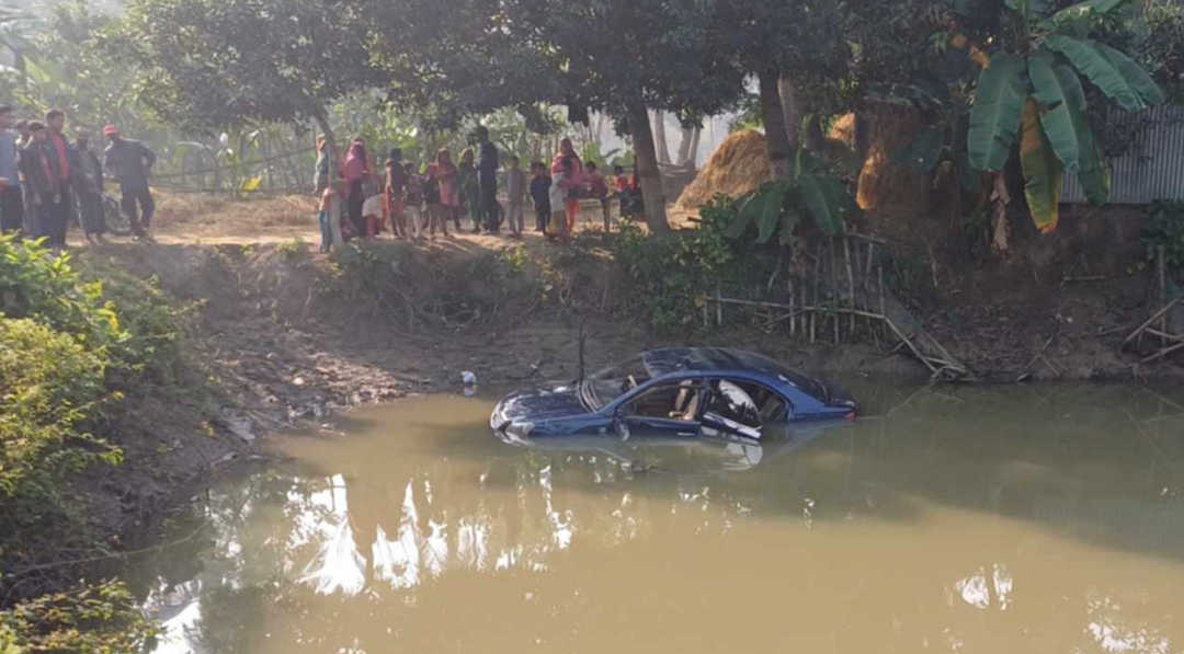 গোপালগঞ্জে প্রাইভেটকার ডোবায় পড়ে চালক নিহত