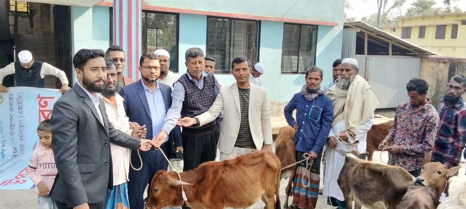 গলাচিপায় ৩২জন জেলের মাঝে বকনা বাছুর বিতরণ