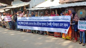 দশমিনায় জেলেদের জীবন সু-রক্ষায় পরিকল্পনা গ্রহণের দাবিতে মানববন্ধন