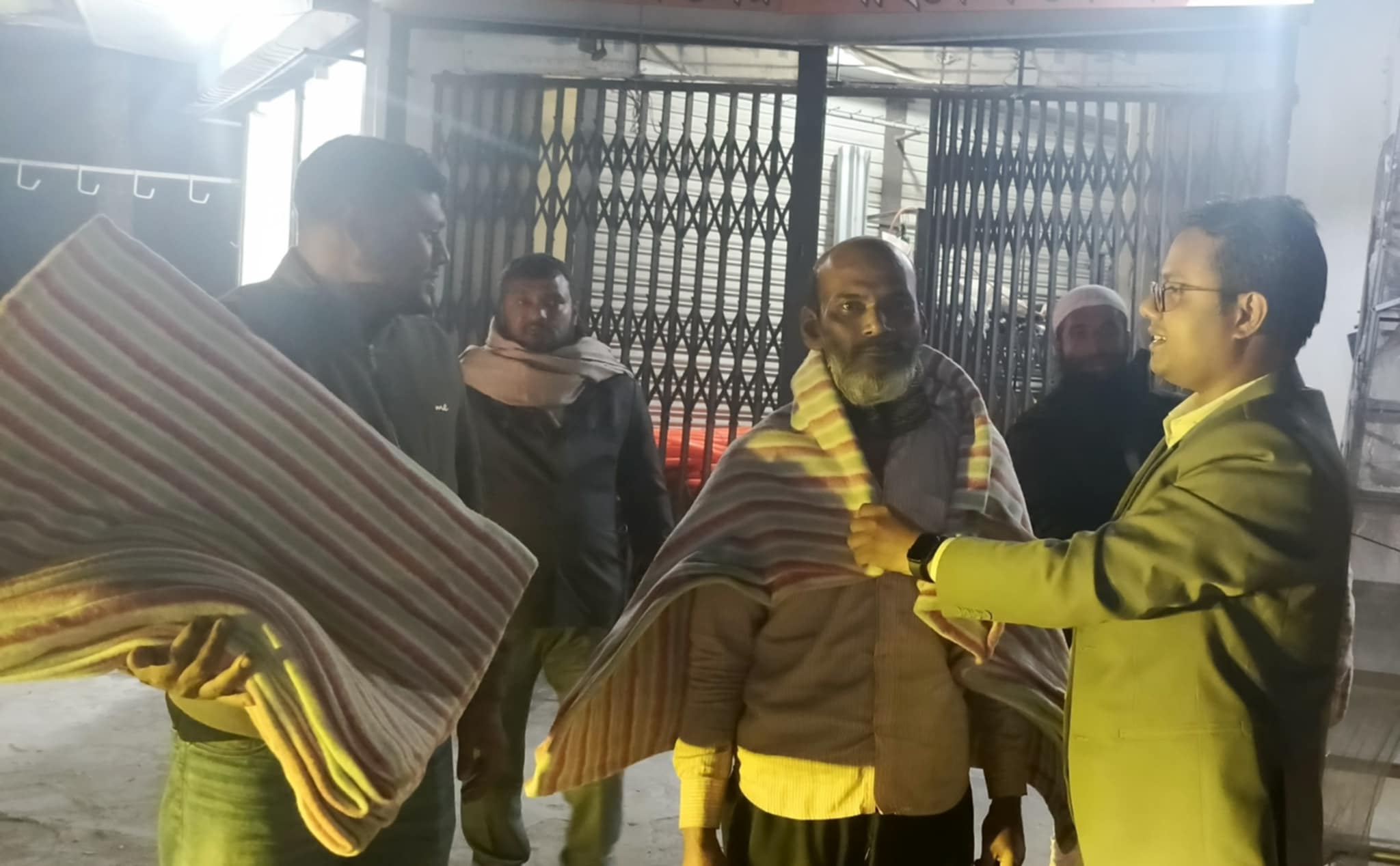বোরহানউদ্দিনে রাতের আঁধারে পৌর এলাকা ঘুরে ঘুরে অসহায়-দুস্থদের ঘরে কম্বল পৌছে দিলেন পৌর প্রশাসক