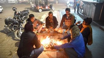 তীব্র শীতে বিপর্যস্ত জনজীবন
