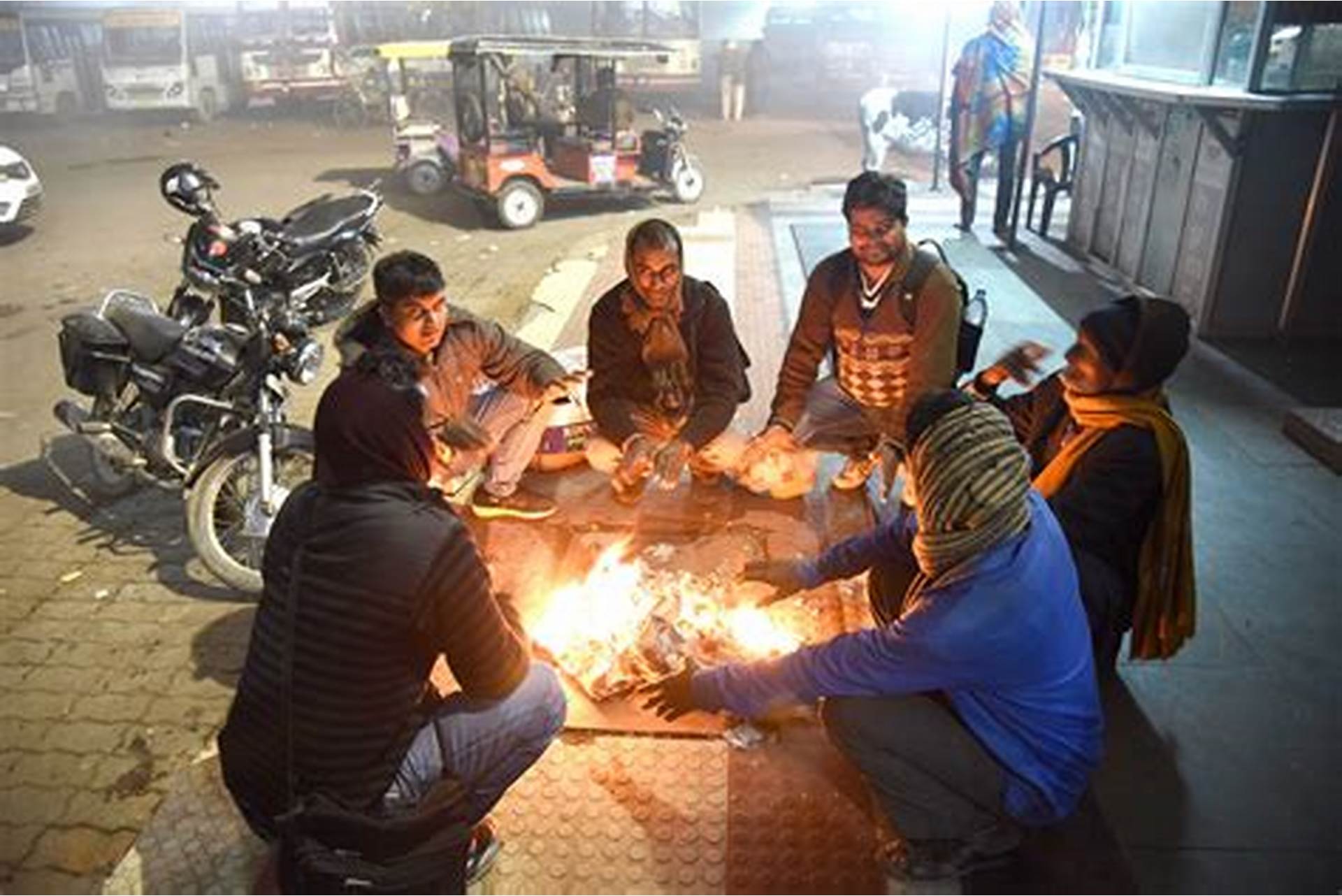 তীব্র শীতে বিপর্যস্ত জনজীবন