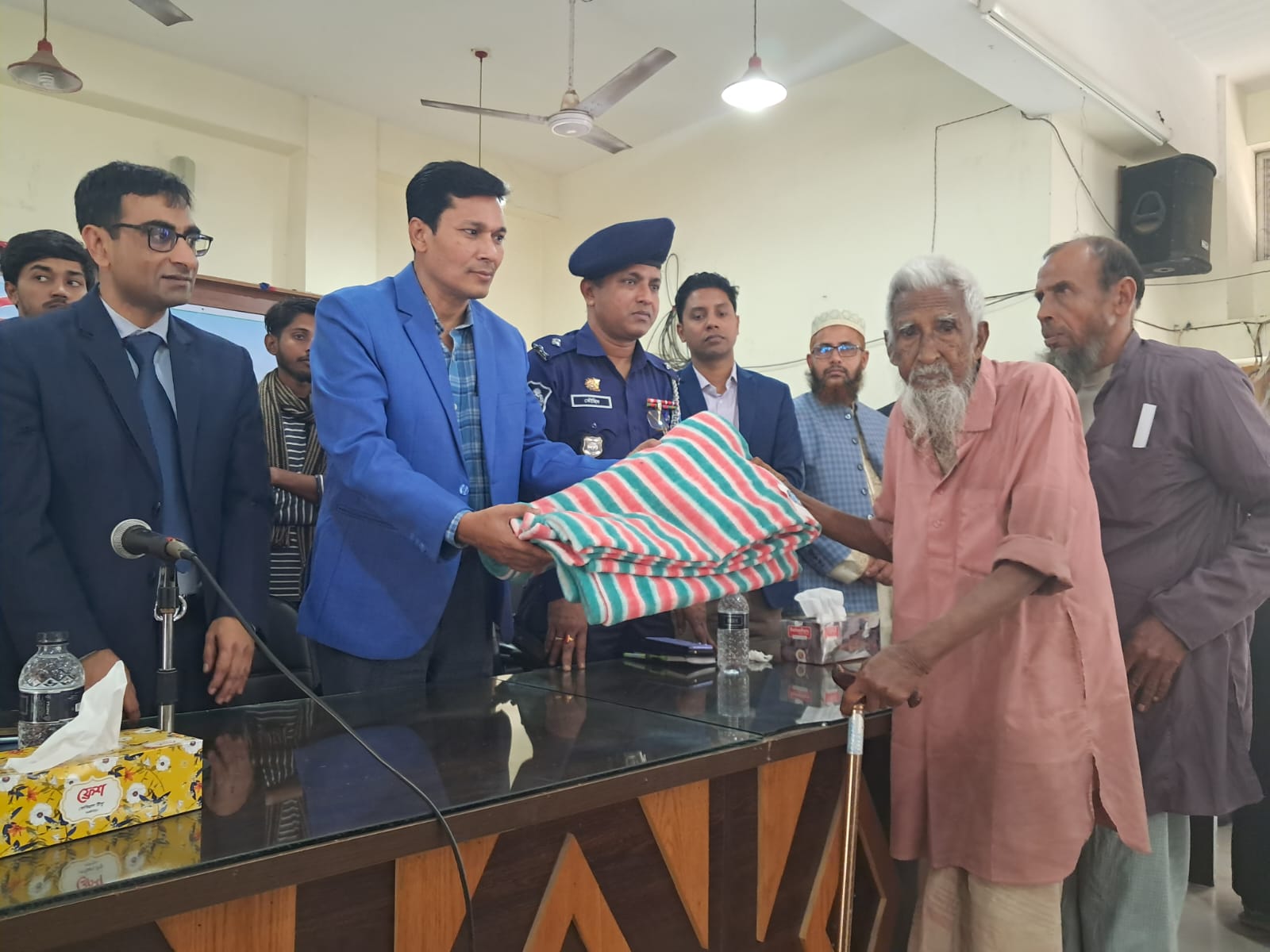 বাঘমারায় শীতার্তদের মধ্যে জেলা পরিষদের কম্বল বিতরণ