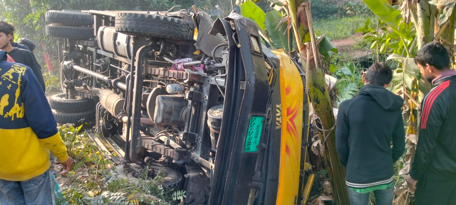 বাকেরগঞ্জে বাস- ট্রাক মুখোমুখি সংঘর্ষে ট্রাক ড্রাইভার নিহত, আহত -৭