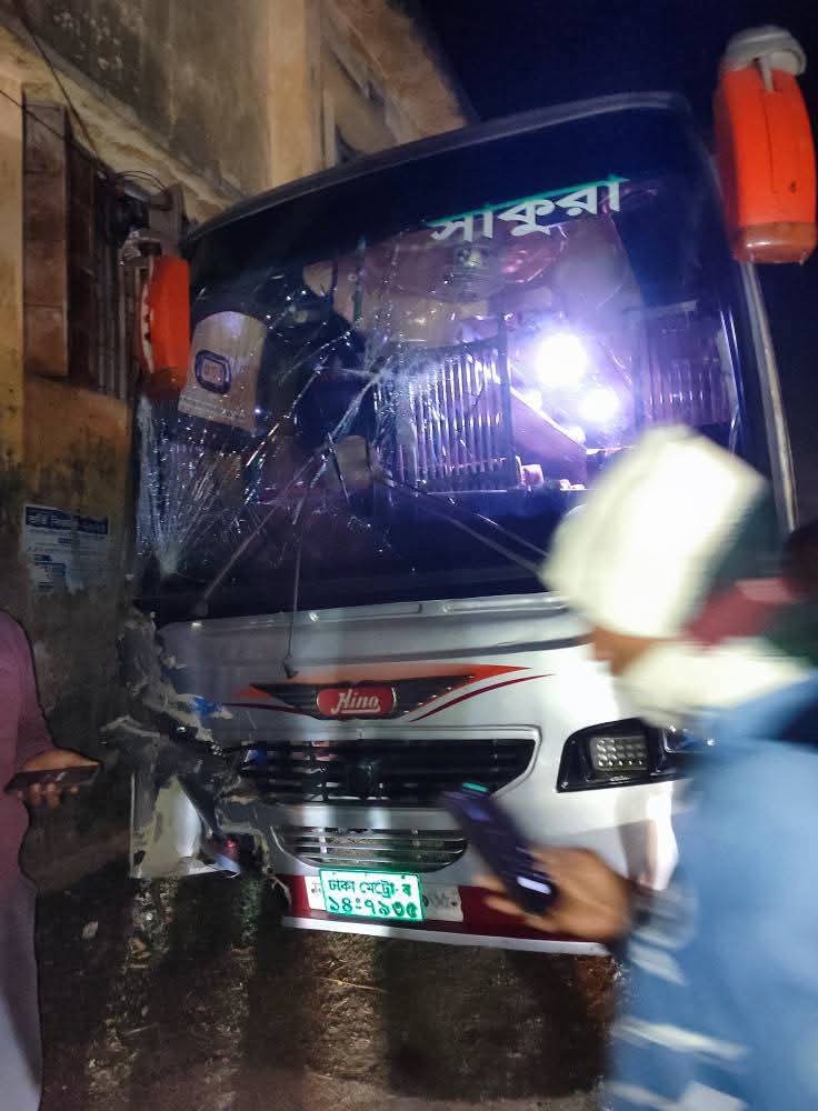 বরিশালে সাকুরা পরিবহনের ধাক্কায় সেনা সদস্যের স্ত্রী নিহত, আহত বাবা-ছেলে