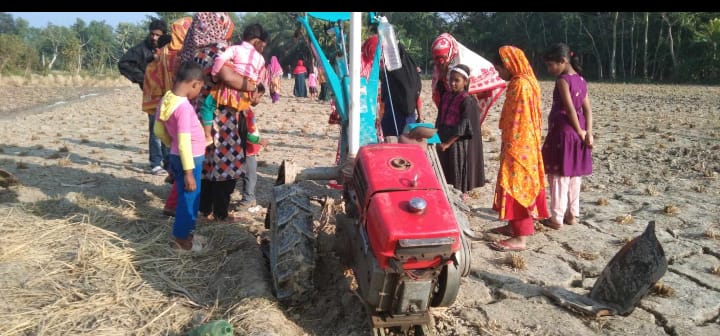 ইন্দুরকানীতে ট্রাক্টরের ফালে পিতার সামনে   ক্ষতবিক্ষত হয়ে ছেলে আব্দুল্লাহর করুন মৃত্যু