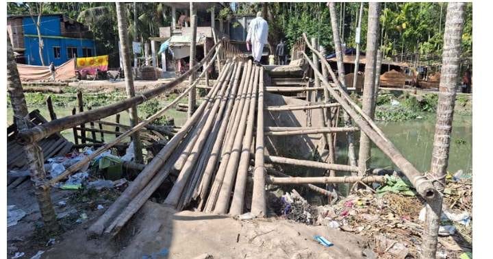 দীর্ঘদিনেও নির্মাণ হয়নি ভেঙ্গেপড়া সেতু