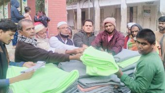গৌরনদীতে শীতার্তদের মাঝে কম্বল বিতরণ