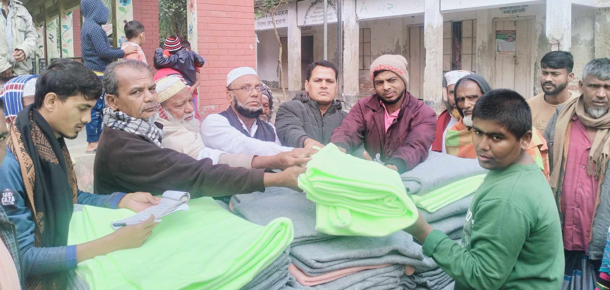 গৌরনদীতে শীতার্তদের মাঝে কম্বল বিতরণ