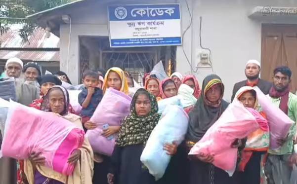 গলাচিপায় কোডেক কর্তৃক দুস্থ মানুষের মাঝে শীতবস্ত্র বিতরণ