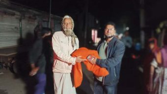 গলাচিপায় গভীর রাতে শীতার্তদের গায়ে কম্বল জড়িয়ে দিলেন ইউএনও