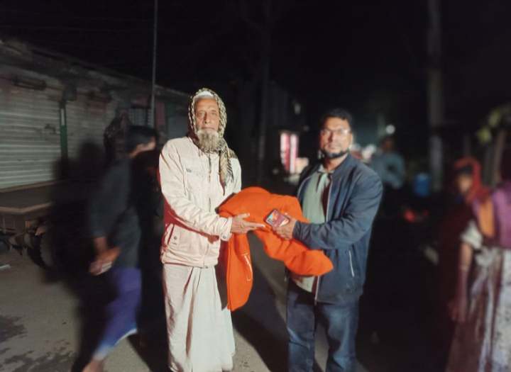 গলাচিপায় গভীর রাতে শীতার্তদের গায়ে কম্বল জড়িয়ে দিলেন ইউএনও