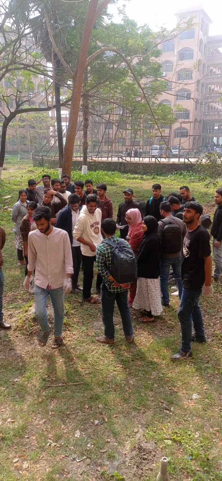 অ্যাটেন্ডেন্স ফ্রক্সি দেওয়ায় অভিনব কায়দায় শাস্তি দিলো ববি শিক্ষক।