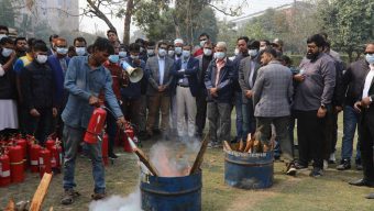 যবিপ্রবিতে ফায়ার এক্সটিংগুইসার ব্যবহার শীর্ষক ট্রেনিং অনুষ্ঠিত