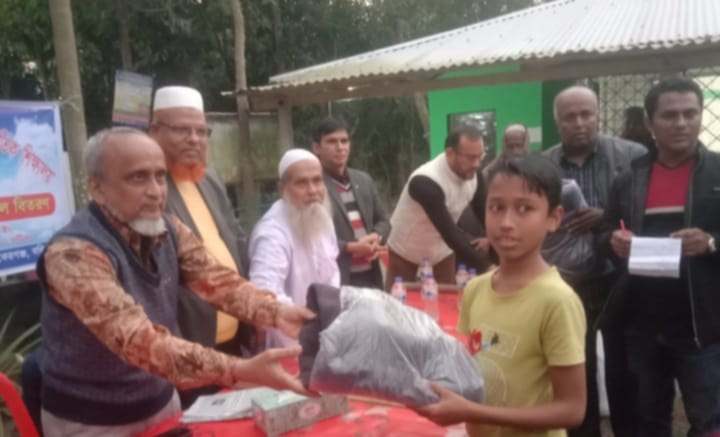 বাকেরগঞ্জ বোয়ালিয়ায় আফছার -খায়রুন স্মৃতি পাঠাগারের উদ্যোগে  কম্বল বিতরণ