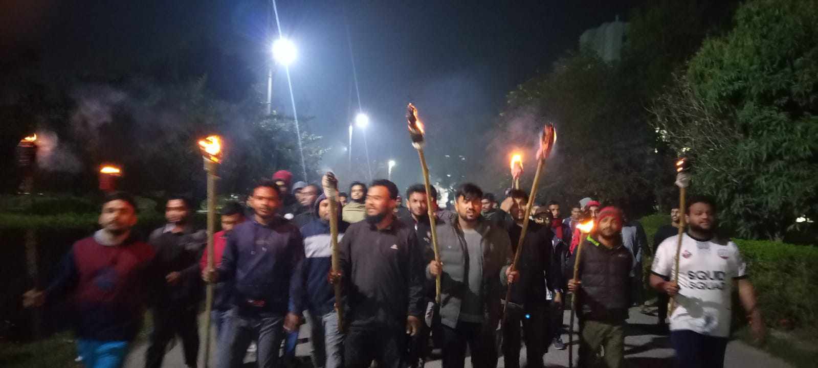 ছাত্রলীগের ঘোষিত কর্মসূচির প্রতিবাদে মধ্যরাতে উত্তাল যবিপ্রবি II  নিষিদ্ধ সংগঠন ছাত্রলীগের ঘোষিত কর্মসূচির বিরুদ্ধে যবিপ্রবিতে মধ্যরাতে মশাল মিছিল