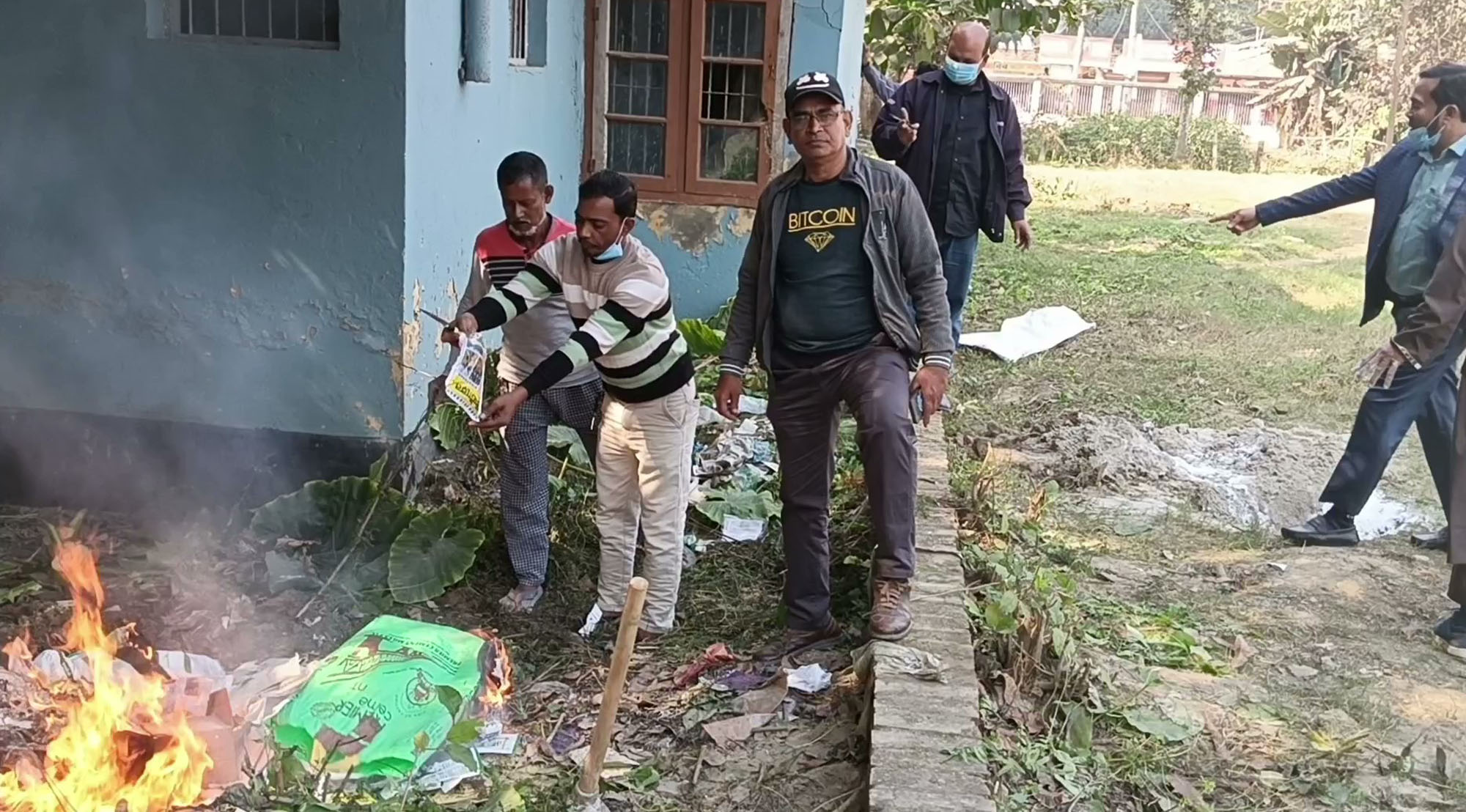 গোপালগঞ্জে দুই লাখ টাকার মূল্যের ভেজাল সার ও কিটনাশক জব্দ, দুই ব্যবসায়ীকে জরিমানা