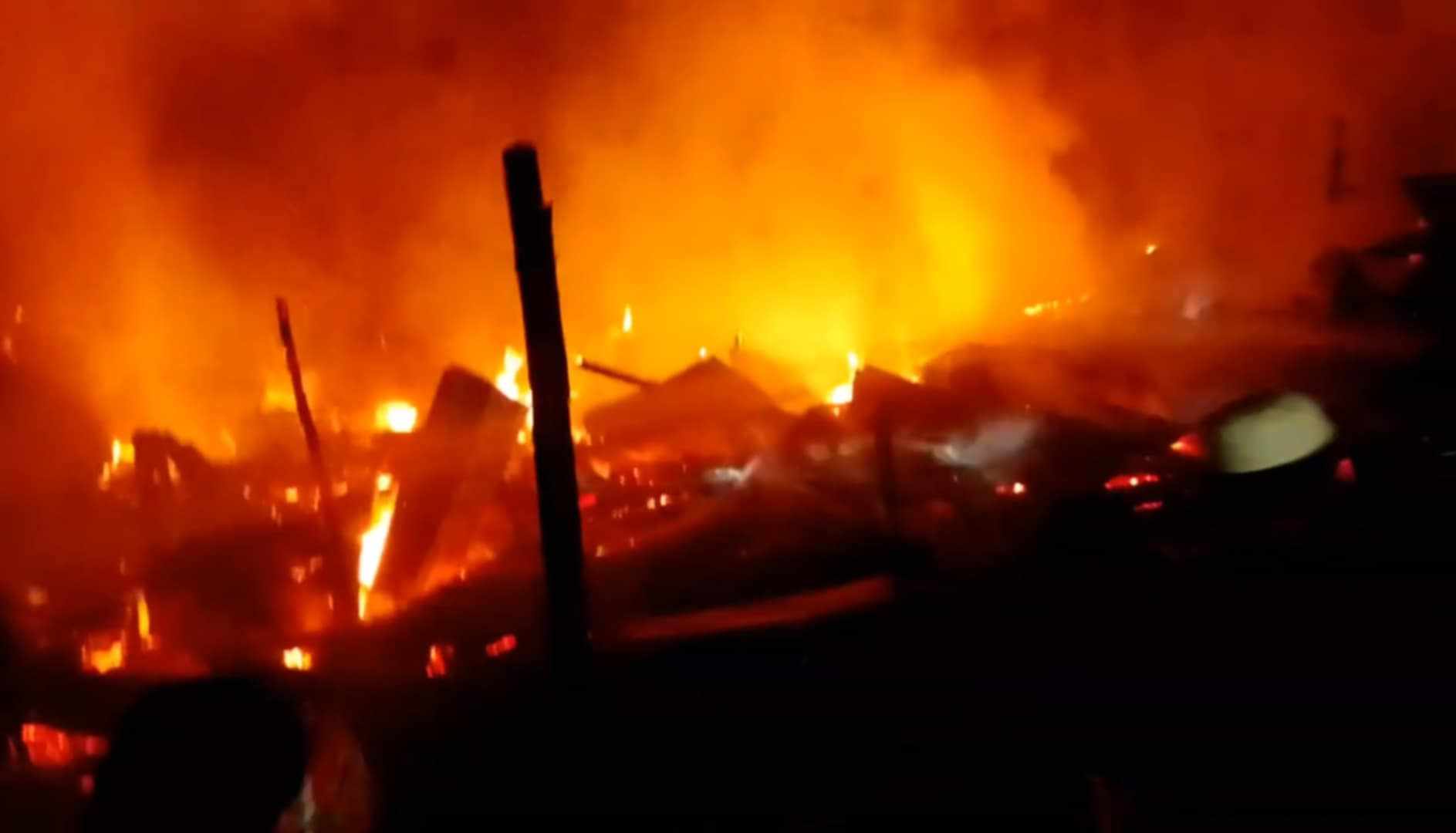আমতলীতে গভীররাতে অগ্নিকাণ্ডে ৩টি বসতঘর ও ৮টি দোকান পুড়ে ভস্মীভুত