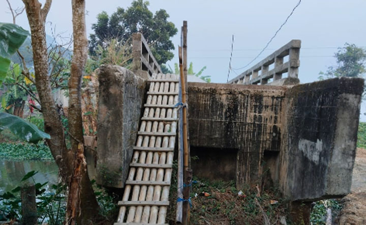 গোপালগঞ্জে ৩ কিলোমিটার এইচবিবি সড়ক ও ৩টি ব্রীজ নির্মাণ আওয়ামী লীগের প্রভাব খাটিয়ে ও অস্ত্রের মুখে জিম্মি করে অর্থ উত্তোলন করার অভিযোগ আওয়ামী লীগ নেতার বিরুদ্ধে, দুদকের অভিযান
