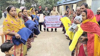 বরগুনা জেলা সমিতির উদ্যোগে বামনায় শীতার্তদের মাঝে কম্বল বিতরণ