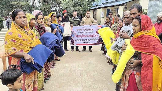 বরগুনা জেলা সমিতির উদ্যোগে বামনায় শীতার্তদের মাঝে কম্বল বিতরণ