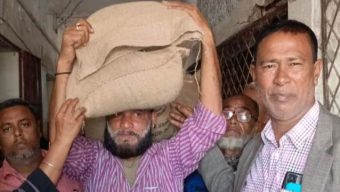 গলাচিপায় হতদরিদ্র সুফলভোগীদের মাঝে ভিজিডি চাল বিতরণ