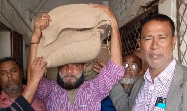 গলাচিপায় হতদরিদ্র সুফলভোগীদের মাঝে ভিজিডি চাল বিতরণ