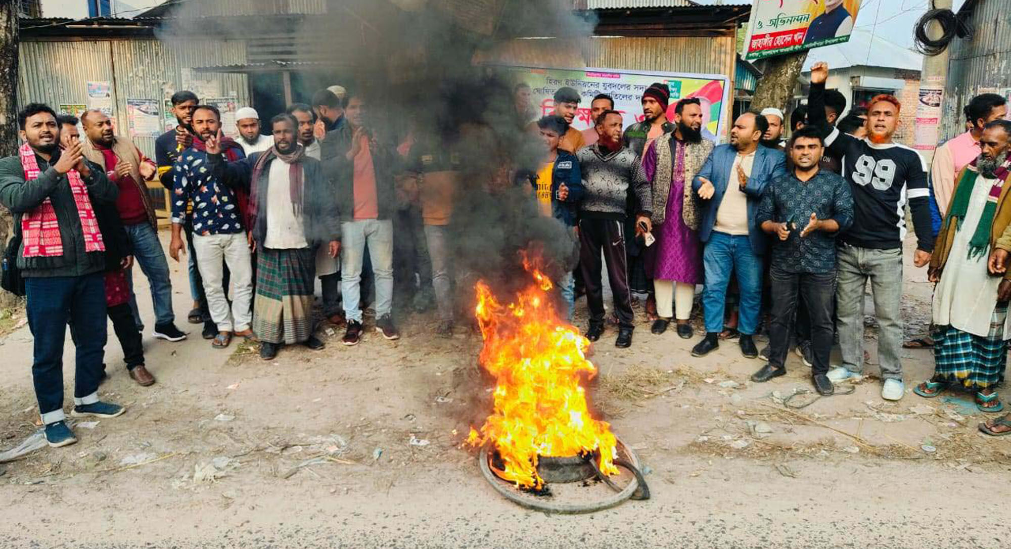 গোপালগঞ্জে ইউনিয়ন যুবদলের কমিটি বাতিলের দাবীতে পদ বঞ্চিতদের সড়ক অবরোধ করে বিক্ষোভ