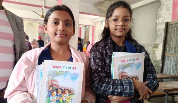 গলাচিপায় কিছু শিক্ষার্থীর হাতে নতুন বই, অন্যরা অপেক্ষায়