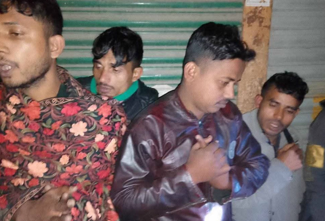 গোপালগঞ্জে দেশীয় অস্ত্র ও পিক-আপসহ ৬ ডাকাত গ্রেফতার