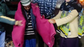 মধ্যরাতে কনকনে শীতে ভারসাম্যহীন, প্রতিবন্ধী, অসহায় মানুষের পাশে “উসসাস” এর সদস্যরা