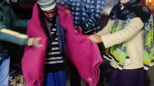মধ্যরাতে কনকনে শীতে ভারসাম্যহীন, প্রতিবন্ধী, অসহায় মানুষের পাশে “উসসাস” এর সদস্যরা