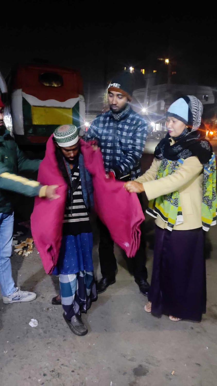 মধ্যরাতে কনকনে শীতে ভারসাম্যহীন, প্রতিবন্ধী, অসহায় মানুষের পাশে “উসসাস” এর সদস্যরা