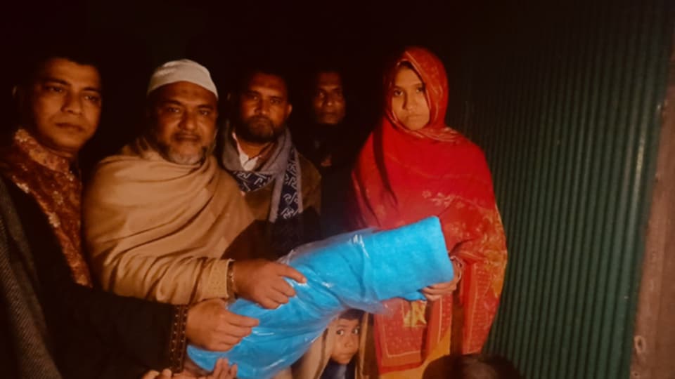 অসহায়-দুস্থদের ঘরে ঘরে কম্বল পৌছে দিলেন ইউনিয়ন বিএনপির সাধারণ সম্পাদক মাইনুউদ্দিন কাজী