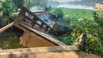গোপালগঞ্জের টুঙ্গিপাড়ায় সেতু ভেঙ্গে যাওয়ায় চরম দুর্ভোগে পড়েছে ১০ গ্রামের হাজার হাজার মানুষ