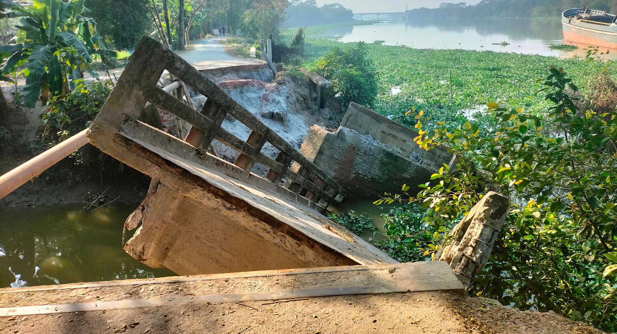 গোপালগঞ্জের টুঙ্গিপাড়ায় সেতু ভেঙ্গে যাওয়ায় চরম দুর্ভোগে পড়েছে ১০ গ্রামের হাজার হাজার মানুষ