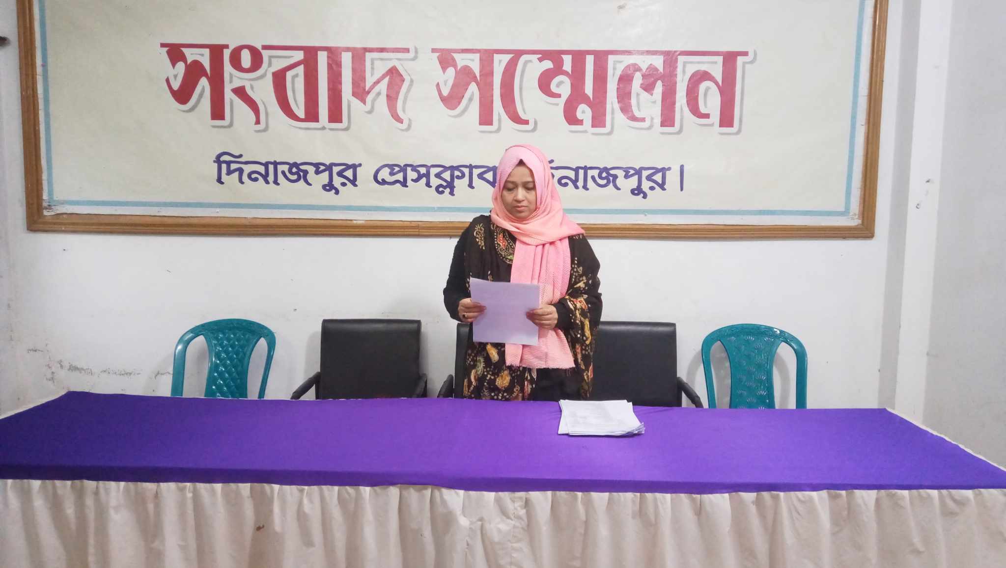 সংবাদ সম্মেলনে  একজন গৃহবধূর আকুল আবেদন রাজনীতি করি না তারপরেও মামলা করা হয়েছে হয়রানী ও ভৌতিক মামলা থেকে মুক্তি চাই
