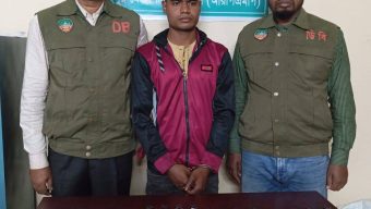রংপুরে মোটরসাইকেলে অভিযান চালিয়ে ৫৫ বোতল ফেন্সিডিল উদ্ধার গ্রেফতার ১
