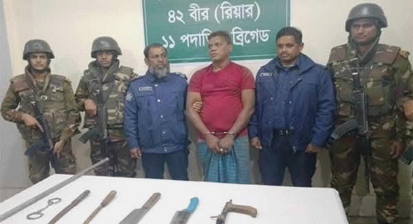 যৌথবাহিনীর হাতে আগ্নেয়াস্ত্র সহ ডাকাত সর্দার আটক