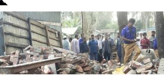 ইন্দুরকানীতে সরকারী জমিতে অবৈধ স্থাপনা ভেঙ্গে দিল প্রশাসন