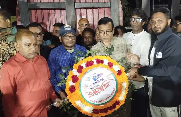 গলাচিপায় একুশের প্রথম প্রহরে ভাষা শহীদদের প্রতি ফুল দিয়ে বিনম্র শ্রদ্ধা নিবেদন