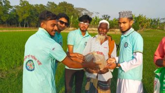বরগুনায় প্রান্তিক কৃষকের মাঝে স্যার ও বীজ বিতাড়ন করেছে “উসসাস”