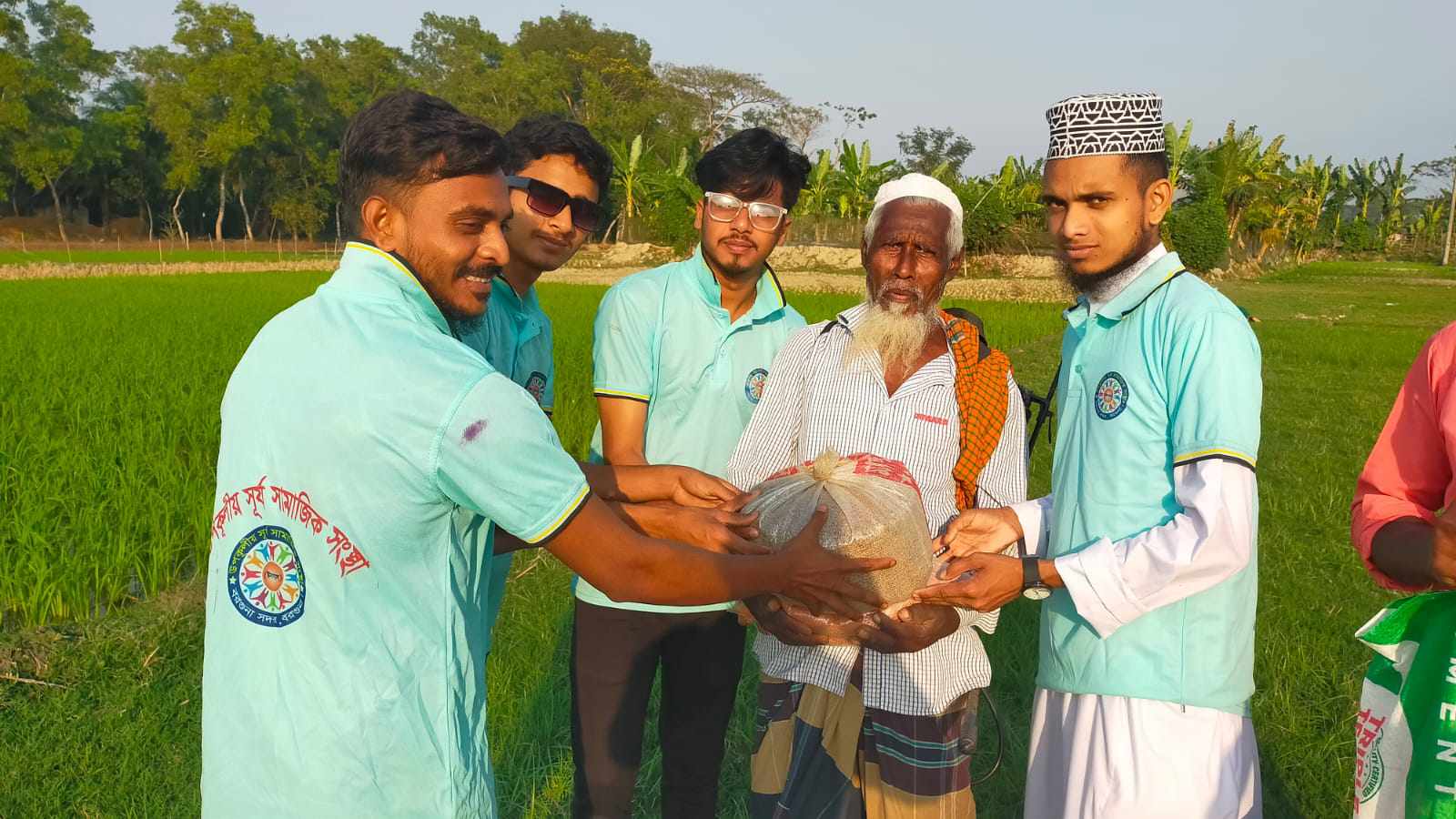 বরগুনায় প্রান্তিক কৃষকের মাঝে স্যার ও বীজ বিতাড়ন করেছে “উসসাস”