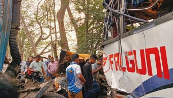 গোপালগঞ্জে বাস ও কাভার্ড ভ্যানের মুখোমুখি সংঘর্ষে নিহত-১, আহত-১৪, মহাসড়ক দিয়ে যান চলাচল বন্ধ