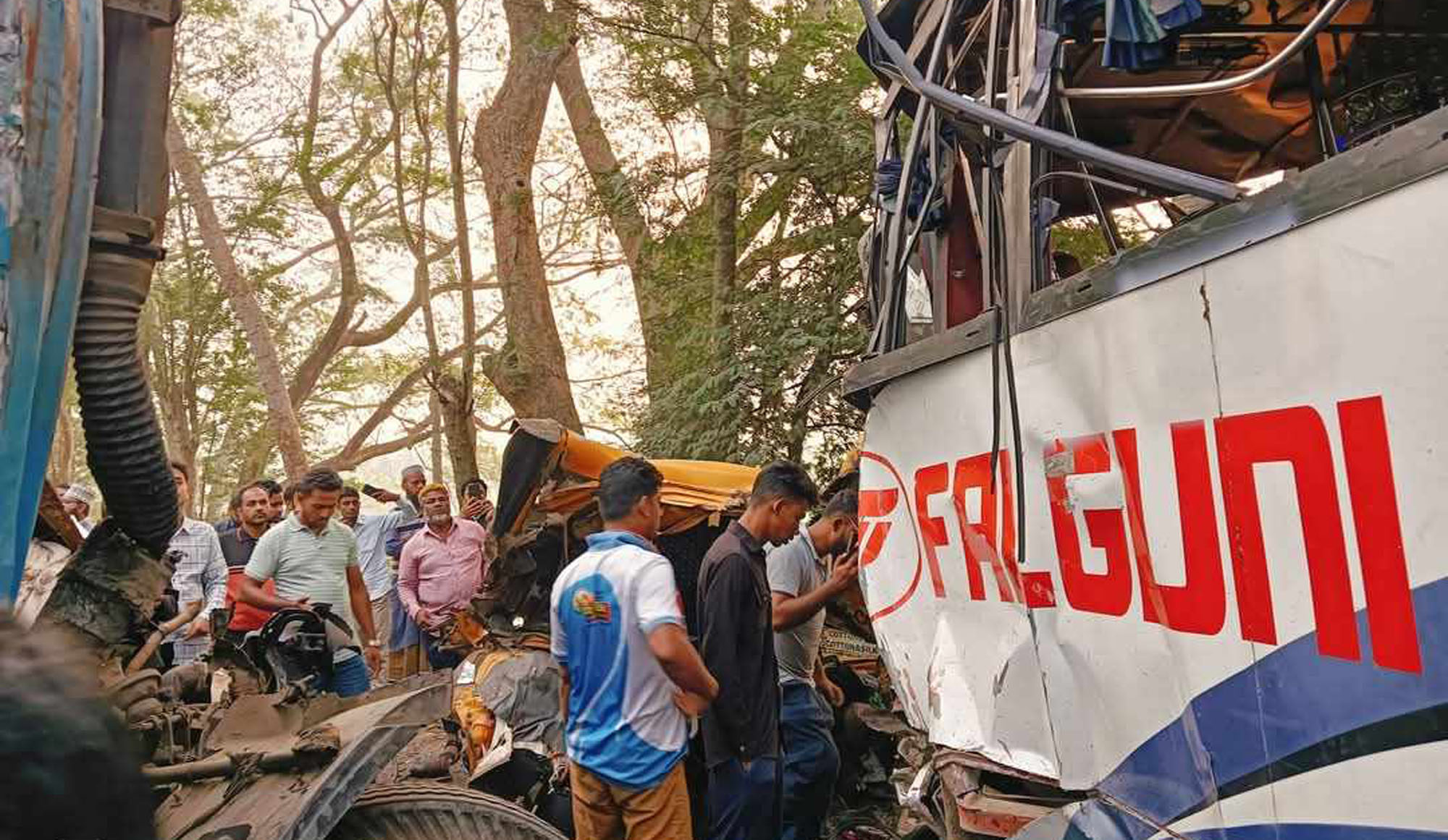 গোপালগঞ্জে বাস ও কাভার্ড ভ্যানের মুখোমুখি সংঘর্ষে নিহত-১, আহত-১৪, মহাসড়ক দিয়ে যান চলাচল বন্ধ