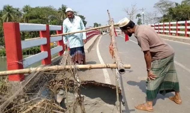 গলাচিপায় ঝুকিপূর্ণ ব্রীজ’টি যেন মরণ ফাঁদ; যে কোন সময়ে ঘটতে পারে অনাকাঙ্ক্ষিত দূর্ঘটনা