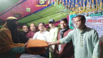 গৌরনদীতে দুঃস্থ পরিবারের মধ্যে কম্বল বিতরণ
