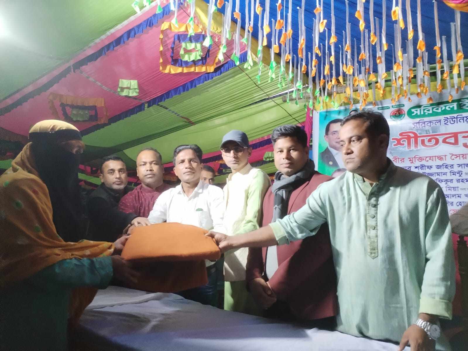 গৌরনদীতে দুঃস্থ পরিবারের মধ্যে কম্বল বিতরণ