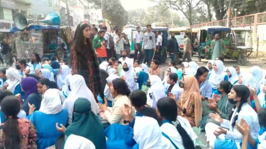 ধর্ষণের সর্বোচ্চ শাস্তির দাবি বিক্ষোভে ফেটে পড়েছে ঠাকুরগাঁওয়ের শিক্ষার্থীরা